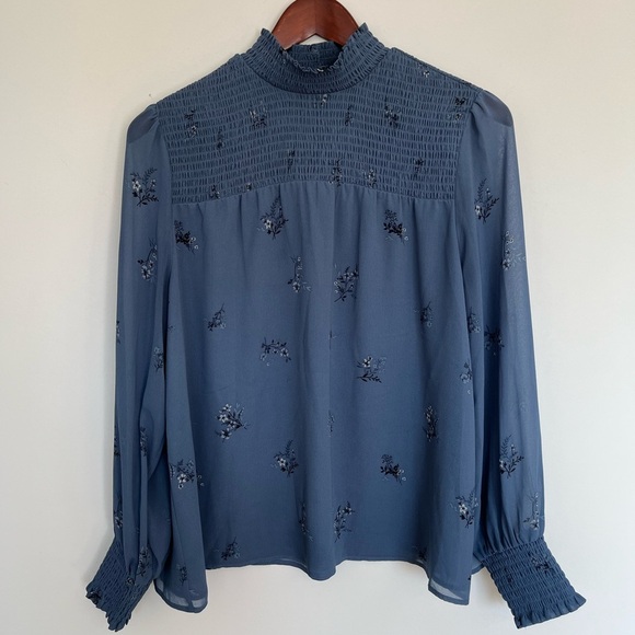 Reitmans Blue Floral Smocked Women's Top size medium - Picture 4 of 6